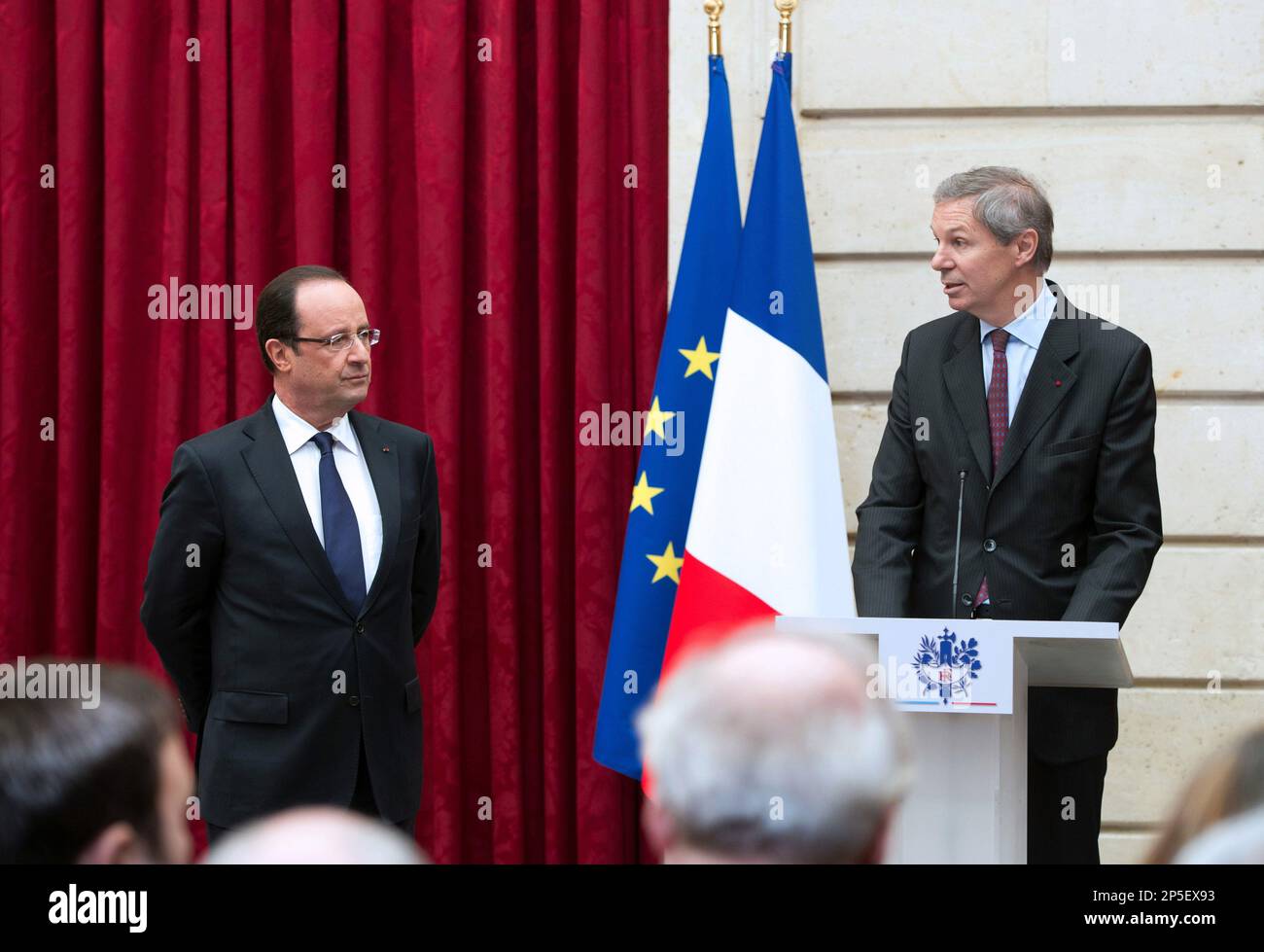 France's President Francois Hollande, left, listens to White Book of Defense and National Security committee's president Jean-Marie Guehenno at the Elysee presidential palace in Paris, Monday, April 29, 2013. France said Monday it will cut another 24,000 military jobs by 2019 as it attempts to maintain a force ready to deal with global threats at the time when the bill for France's decades of deficit spending is due. (AP Photo, Bertrand Langlois, Pool) Banque D'Images