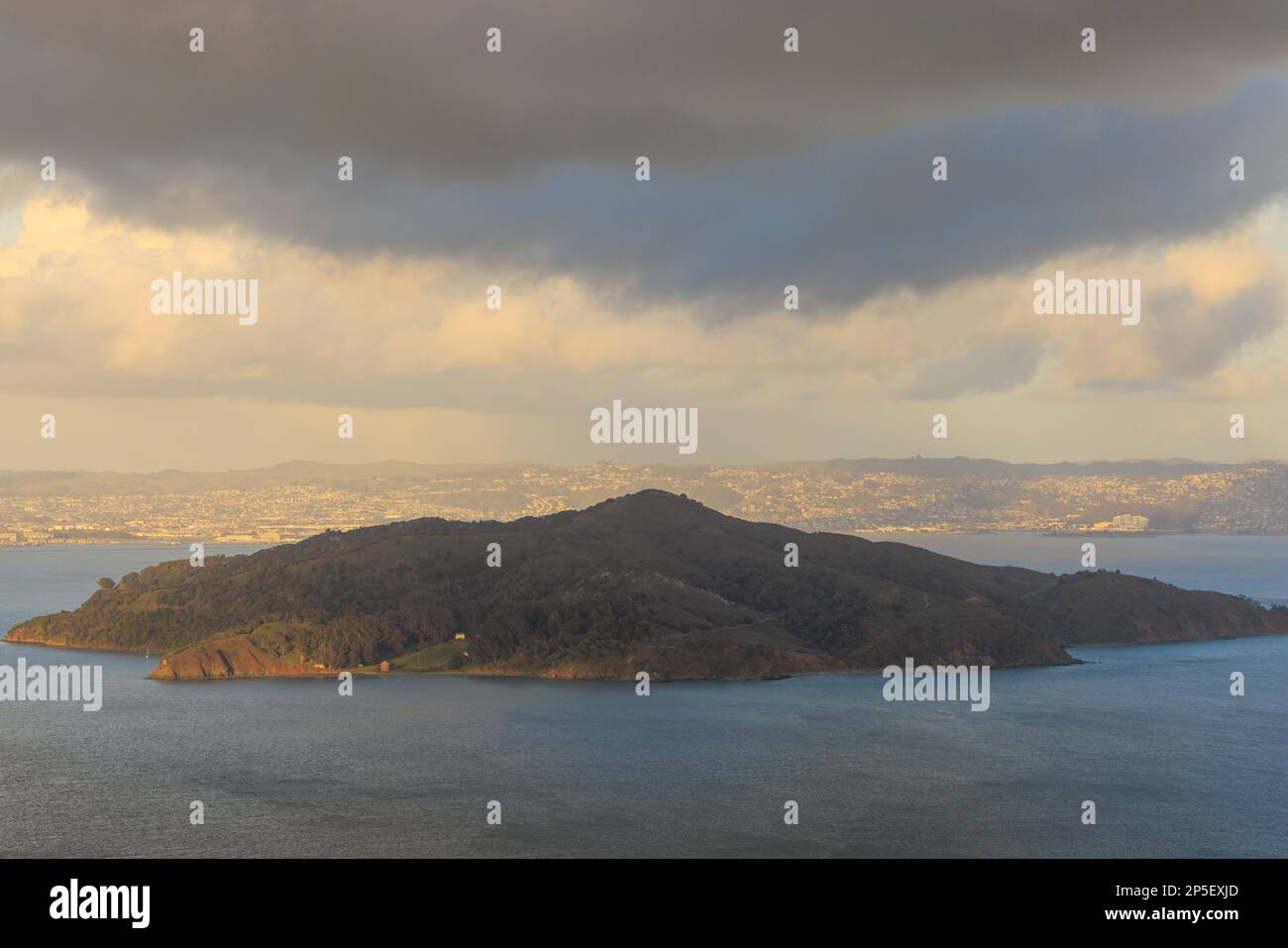 Tempête de nuages et pluie au-dessus d'Angel Island dans la baie de San Francisco Banque D'Images