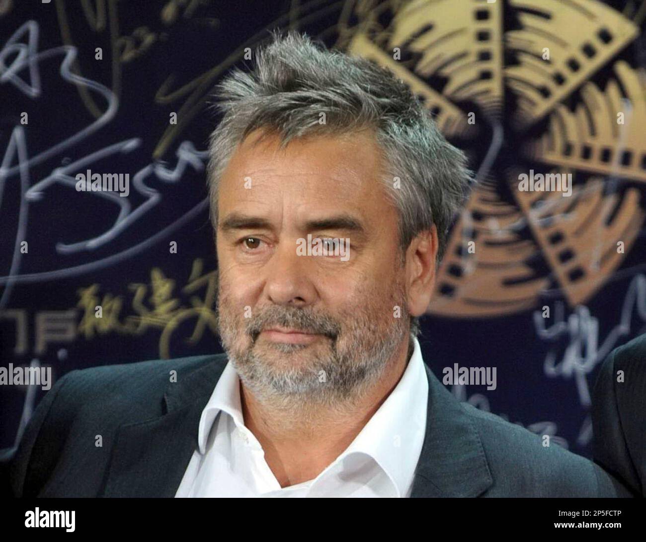 French director Luc Besson poses for photographers on the blue carpet before the award ceremony for the Beijing Film Festival in Beijing, Tuesday April 23, 2013. (AP Photo) CHINA OUT Banque D'Images