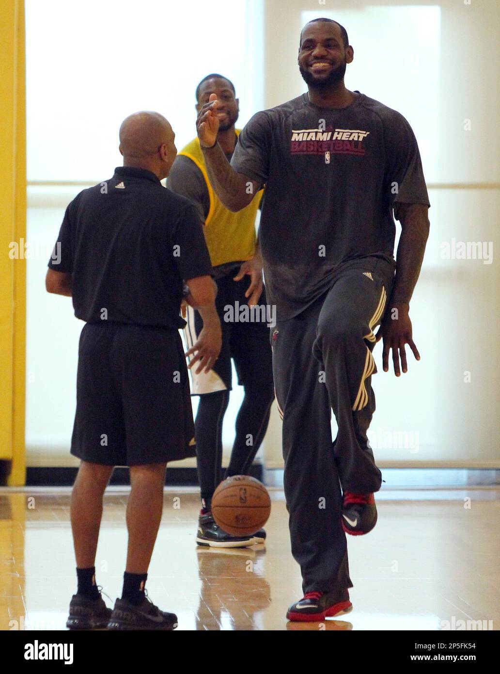 Miami Heat assistant athletic Trainer Rey Jaffet, left, guard Dwyane Wade,center, and forward LeBron James, right joke around during NBA basketball practice Saturday, April 20, 2013, in Miami. The Heat open the NBA playoffs on Sunday when they host the Milwaukee Bucks. (AP Photo/El Nuevo Herald, David Santiago) MAGS OUT Banque D'Images