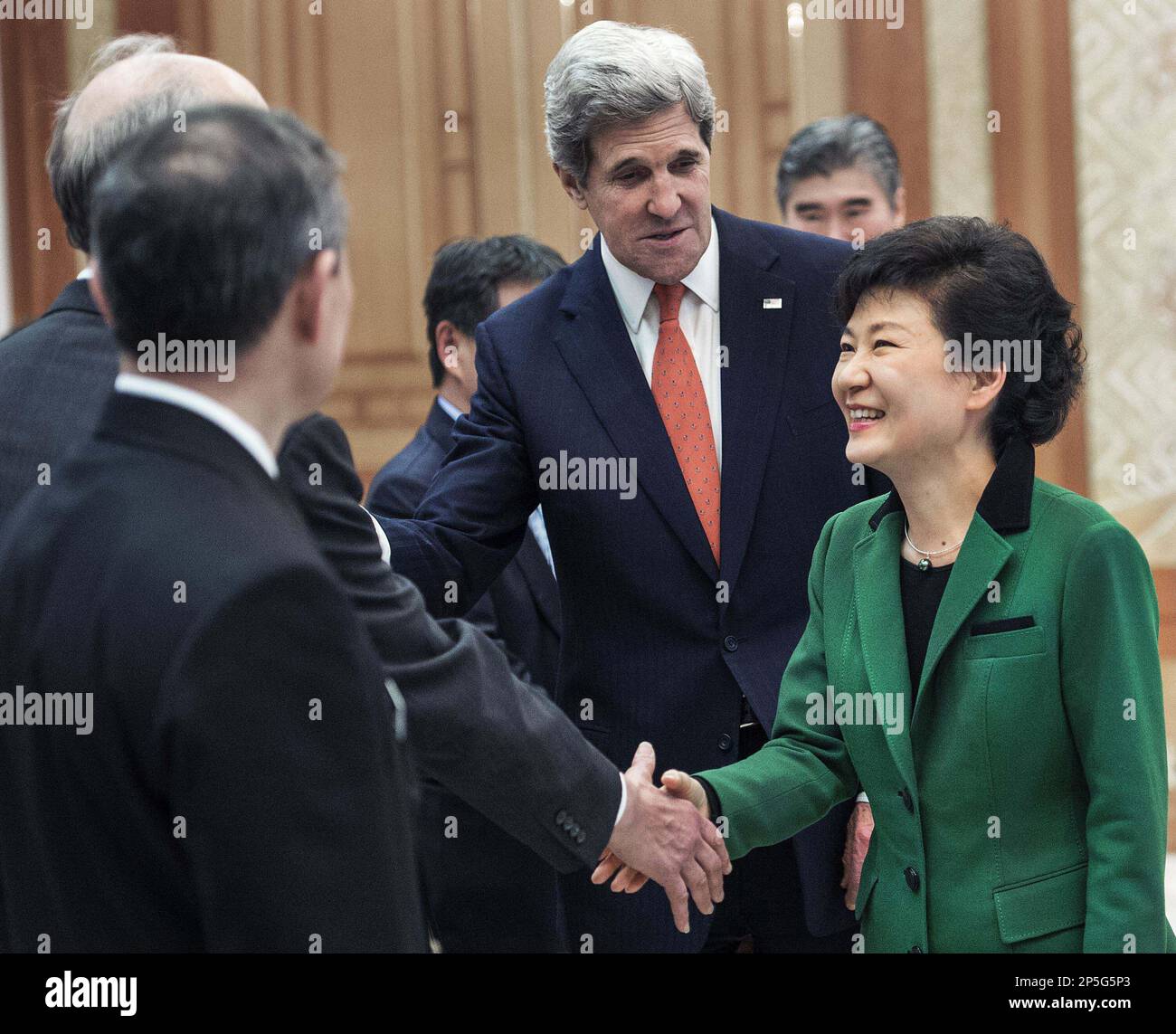 U.S. Secretary of State John Kerry, center, introduces South Korean President Park Geun-hye, left, to his senior staff members as they meet at the presidential Blue House in Seoul, Friday, April 12, 2013. (AP Photo/Paul J. Richards, Pool) Banque D'Images