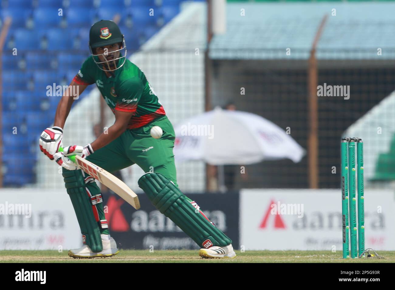 Nazmul Hasan Shanto chauves-souris pendant le match international d'une journée Bangladesh-Angleterre 3rd au stade Zahur Ahmed Chowdhury, Sagorika, Chattogram, Banglad Banque D'Images