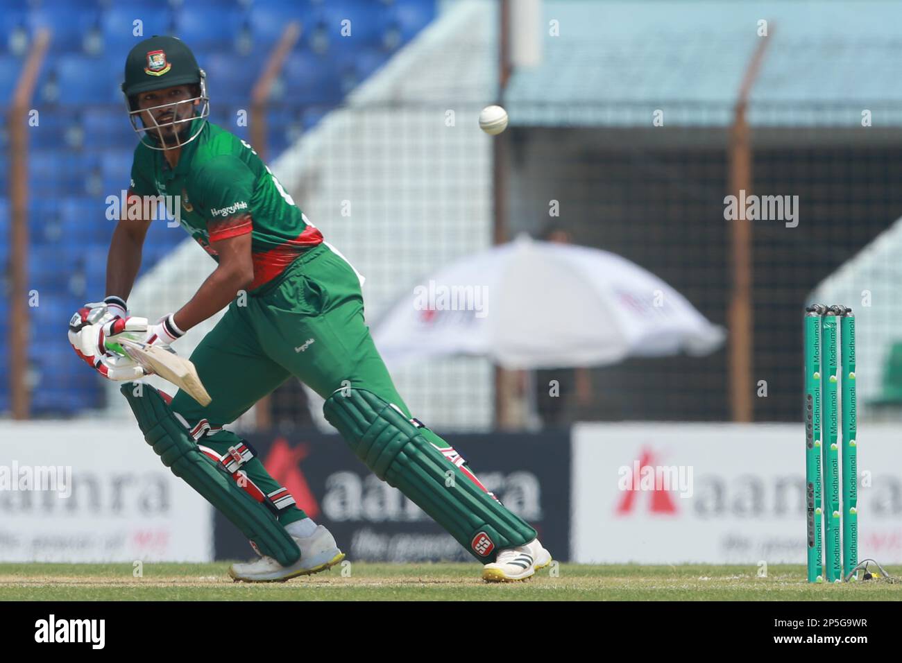 Nazmul Hasan Shanto chauves-souris pendant le match international d'une journée Bangladesh-Angleterre 3rd au stade Zahur Ahmed Chowdhury, Sagorika, Chattogram, Banglad Banque D'Images