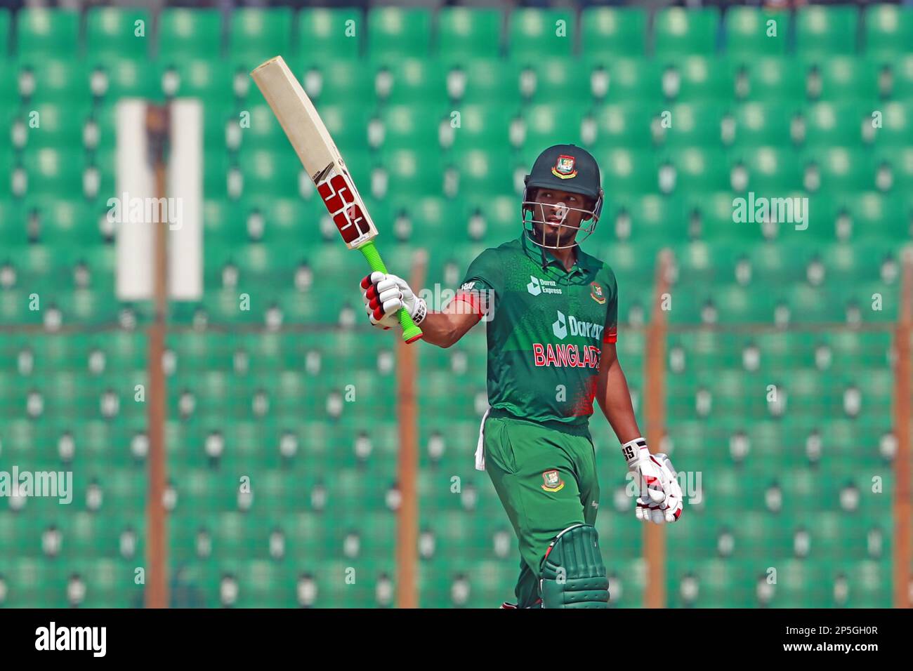 Nazmul Hasan Shanto fête ses cinquante courses lors du match international d'une journée 3rd entre le Bangladesh et l'Angleterre au stade Zahur Ahmed Chowdhury, Sagorika Banque D'Images