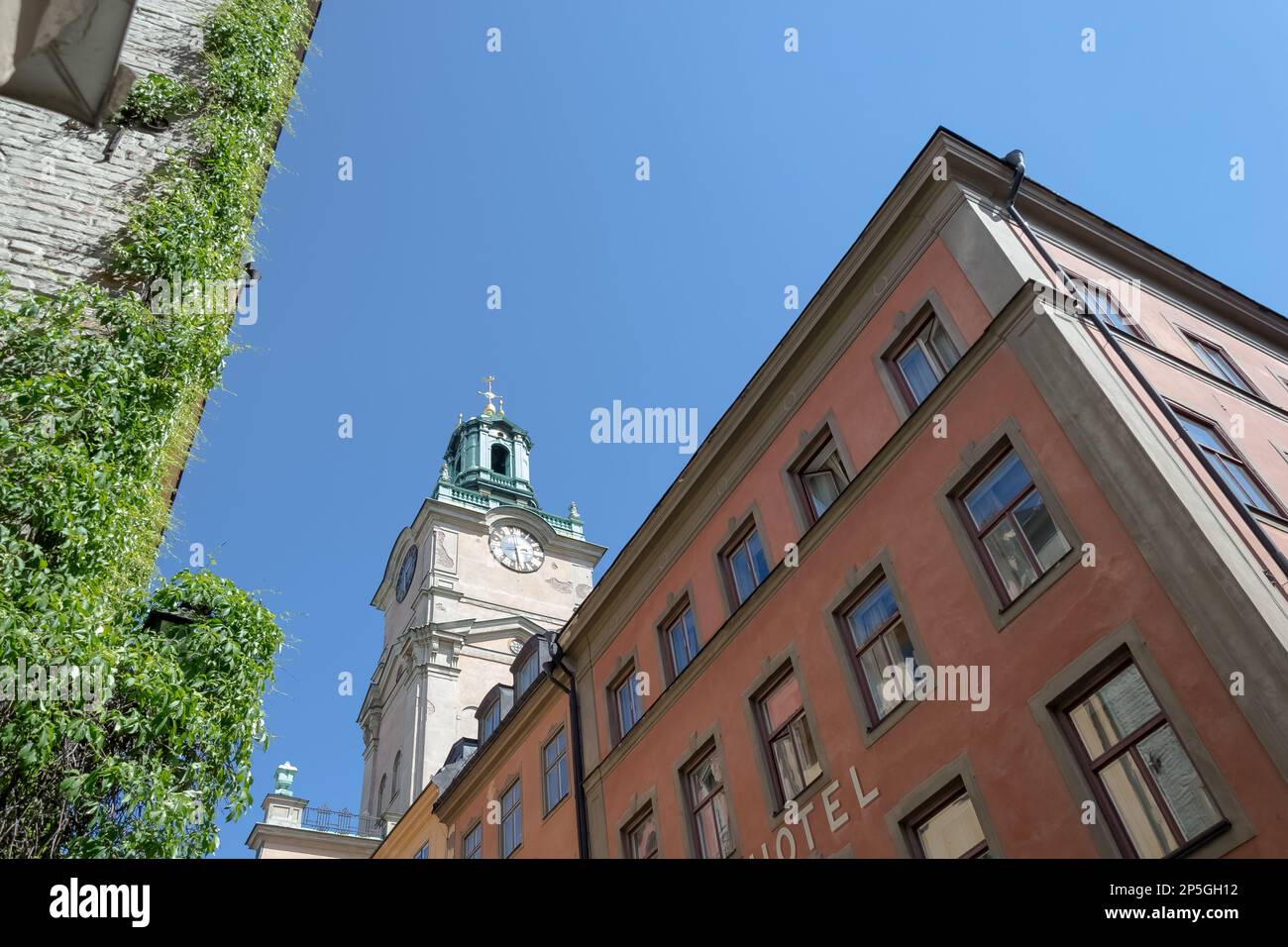 Détail architectural de Gamla stan, centre-ville médiéval de Stockholm. En arrière-plan, Storkyrkan (la Grande Église), la plus ancienne église de la ville Banque D'Images
