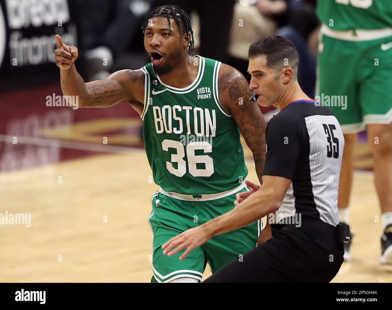 Cleveland, États-Unis. 06th mars 2023. Le garde de Boston Celtics Marcus Smart (36) réagit à un appel contre les cavaliers de Cleveland dans la seconde moitié au Rocket Mortgage Fieldhouse à Cleveland, Ohio lundi, 6 mars 2023. Photo par Aaron Josefczyk/UPI crédit: UPI/Alay Live News Banque D'Images