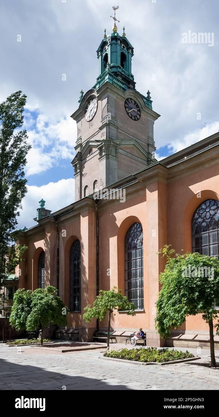 Détail architectural de Gamla stan, centre-ville médiéval de Stockholm. En arrière-plan, Storkyrkan (la Grande Église), la plus ancienne église de la ville Banque D'Images
