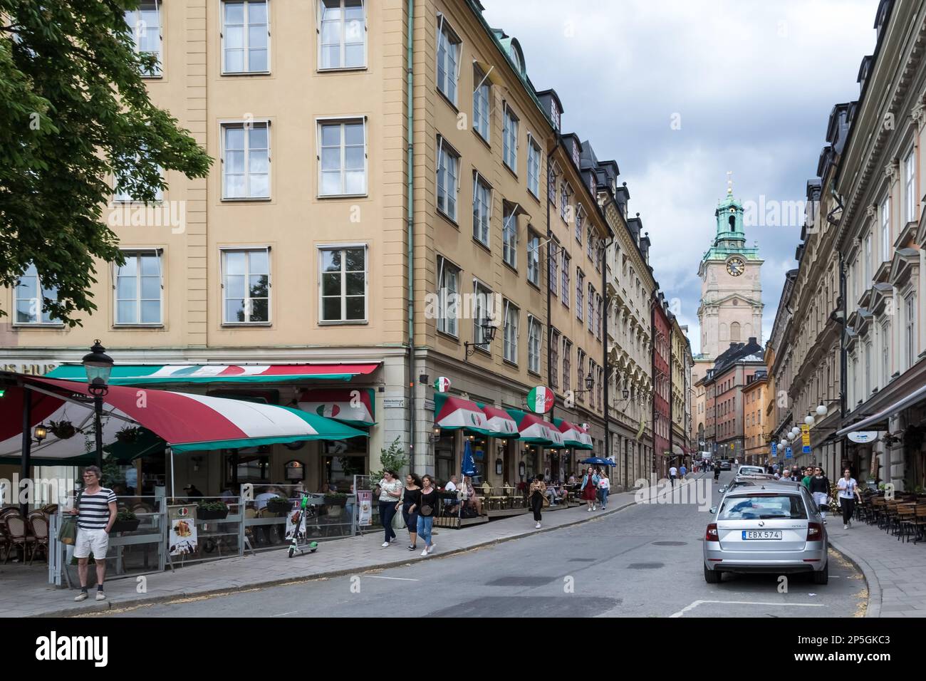 Détail architectural de Gamla stan, centre-ville médiéval de Stockholm. En arrière-plan, Storkyrkan (la Grande Église), la plus ancienne église de la ville Banque D'Images