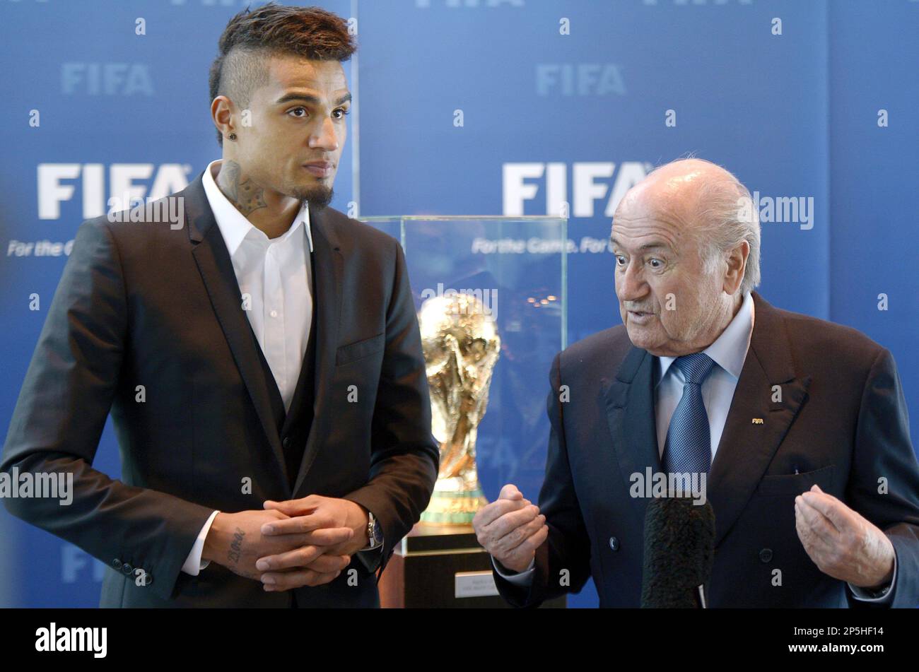 AC Milan’s midfielder and Ghana international soccer player Kevin-Prince Boateng, left, meets FIFA President Joseph S. Blatter, right, at the FIFA headquarters in Zurich, Switzerland, Friday, March 22, 2013. Boateng, who led teammates off the field in protest over racist chants from fans during a friendly match in January, was invited by President Blatter to exchange views on the best way to fight against racism in football. (AP Photo/Keystone, Walter Bieri) Banque D'Images
