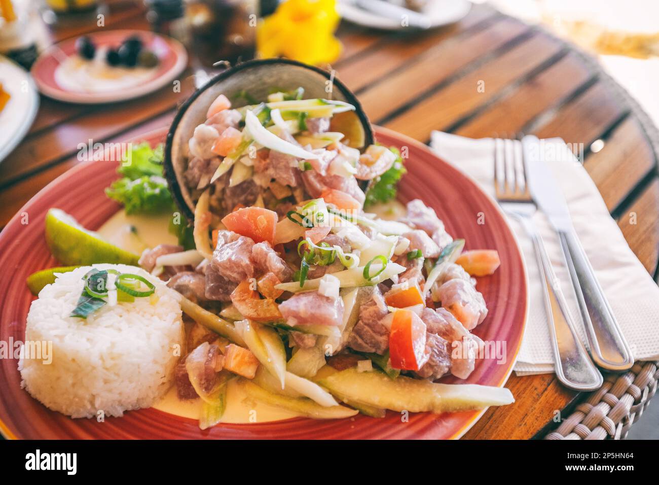Tahiti food plat national cuisine locale typique - salade de poisson cru de Tahiti appelée poisson cru en Polynésie française. Vue de dessus du restaurant de l'hôtel repas dans Banque D'Images