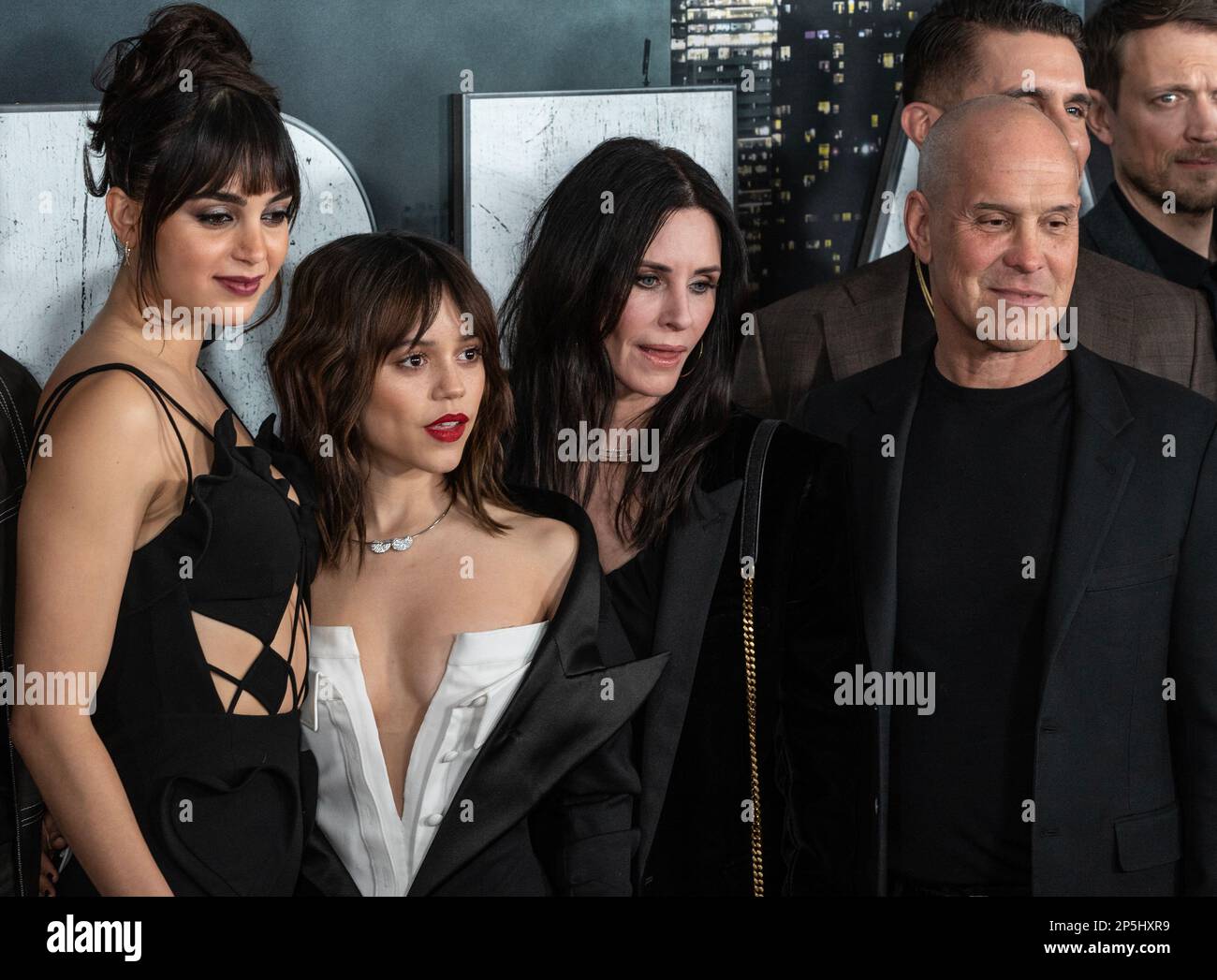 (G-D) Melissa Barrera, Jenna Ortega et Courteney Cox assistent à la ...