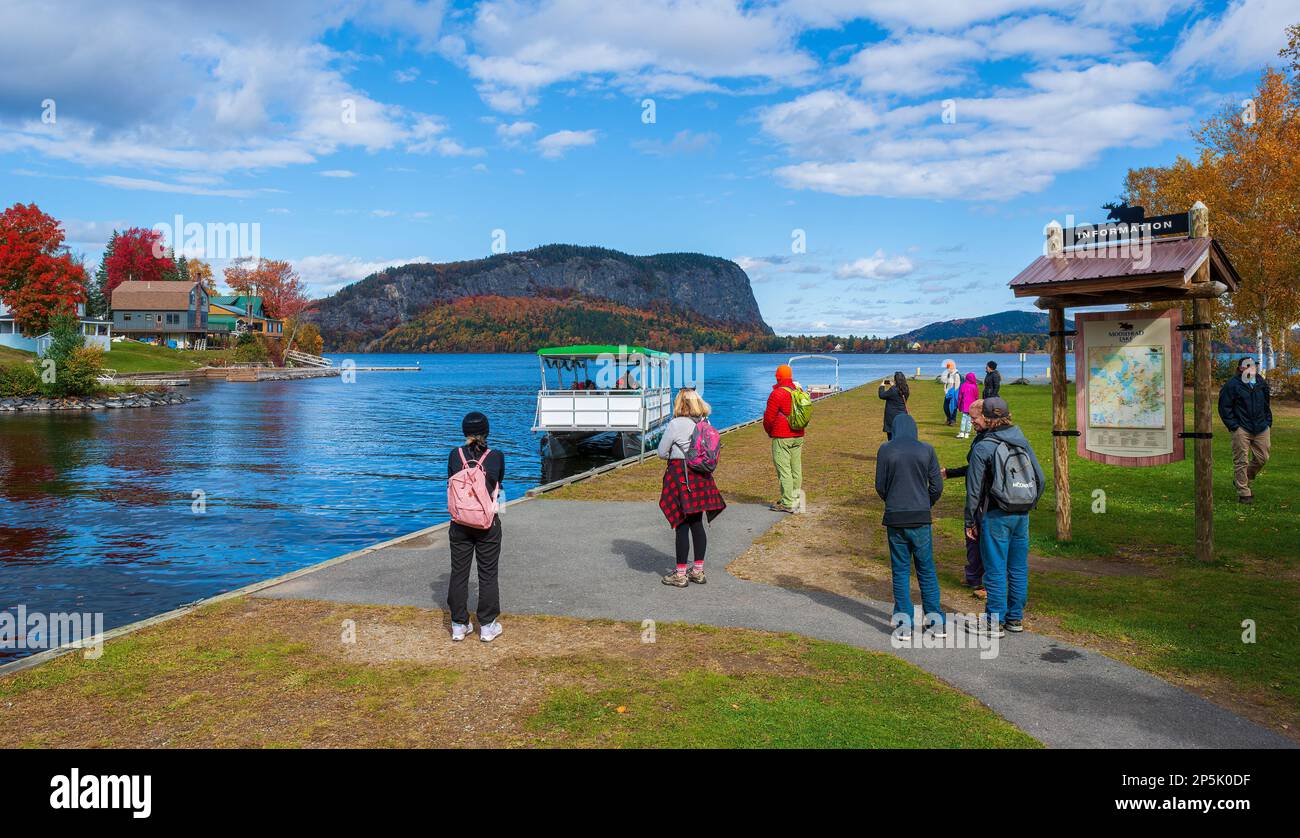 Les touristes attendent un trajet en ferry de Rockwood Town Landing au parc national de Mount Kineo, en face du lac Moosehead. Maine, États-Unis. Banque D'Images