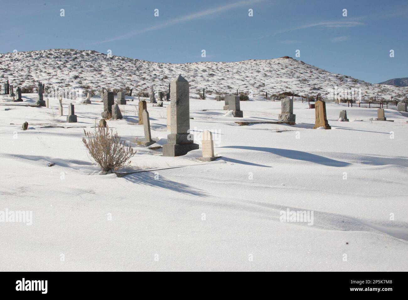 In this Feb. 16, 2013 photo, tombstones dot the prairie at Bear Creek Cemetery in Bear Creek, Mont. Buried here are victims of the 1943 Smith Mine disaster, which killed 75 miners. It was the biggest coal-mining disaster in state history. (AP Photo/The Billings Gazette, Bob Zellar) Banque D'Images