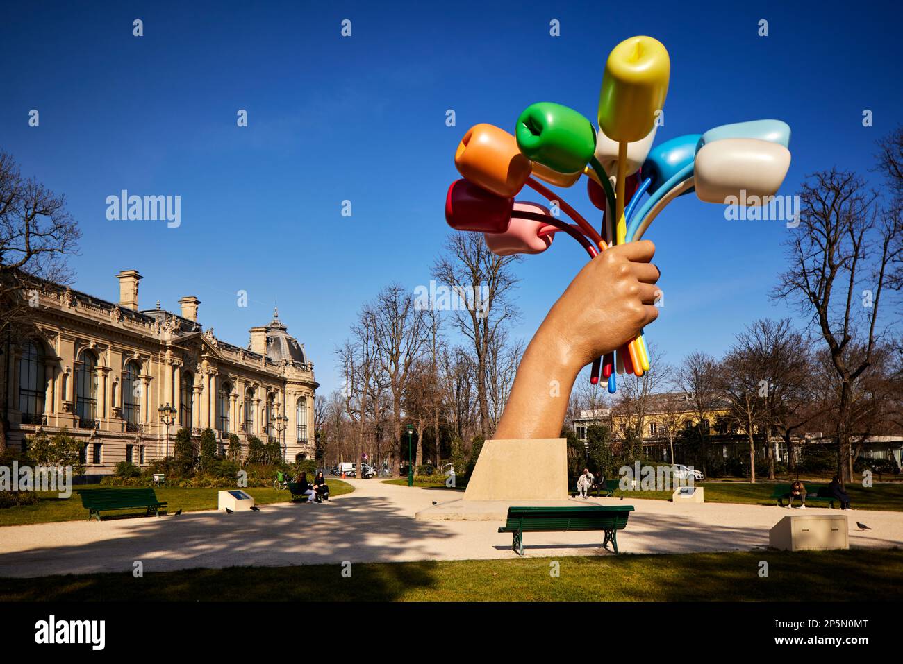 "Bouquet de tulipes" de l'artiste américain Jeff Koons à Paris situé à l'extérieur du petit Palais Banque D'Images