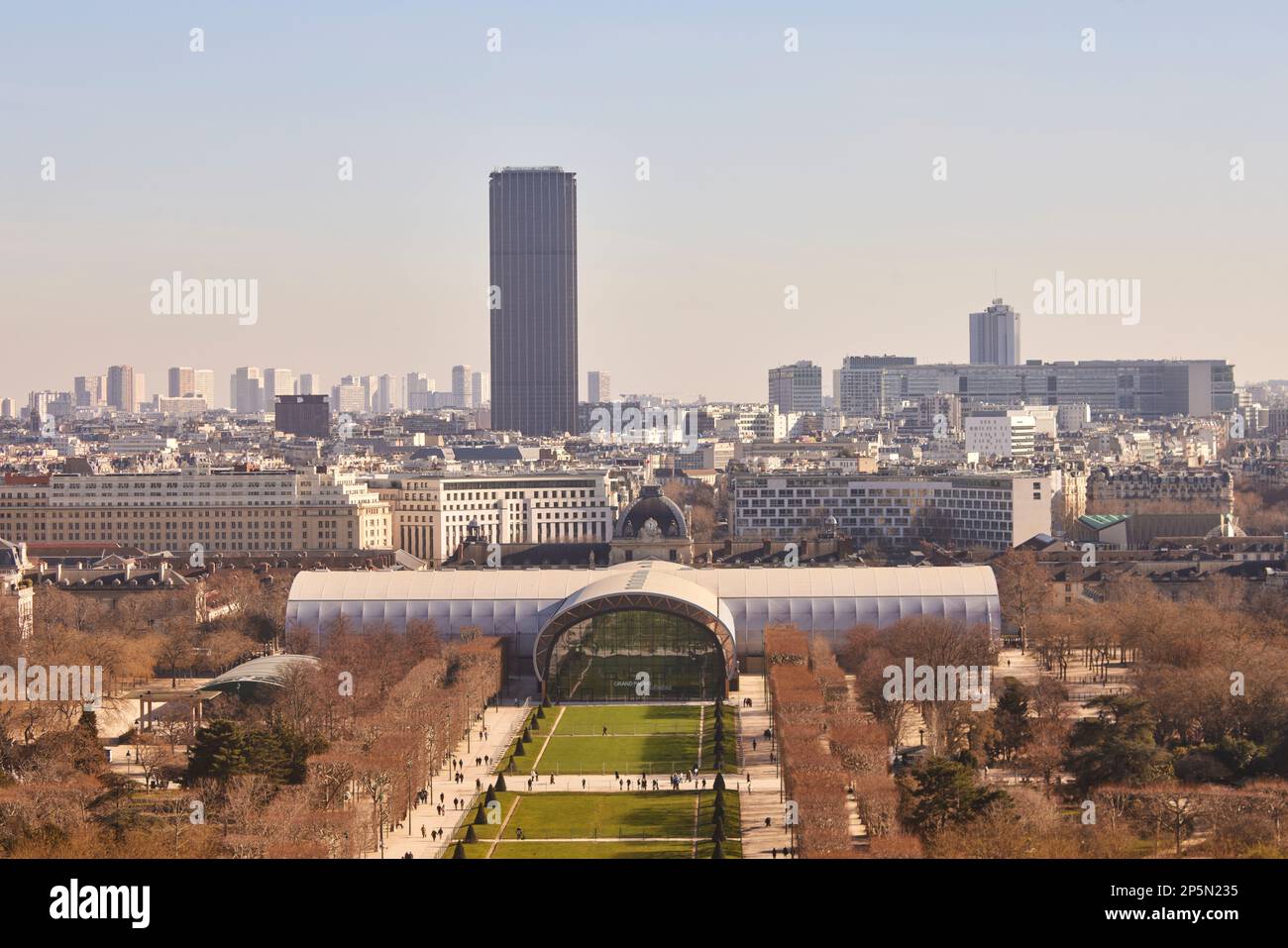 Le Grand Palais Éphémère de Paris accueille des expositions temporaires tandis que le Grand Palais est rénové pour les Jeux Olympiques d'été 2024. Banque D'Images