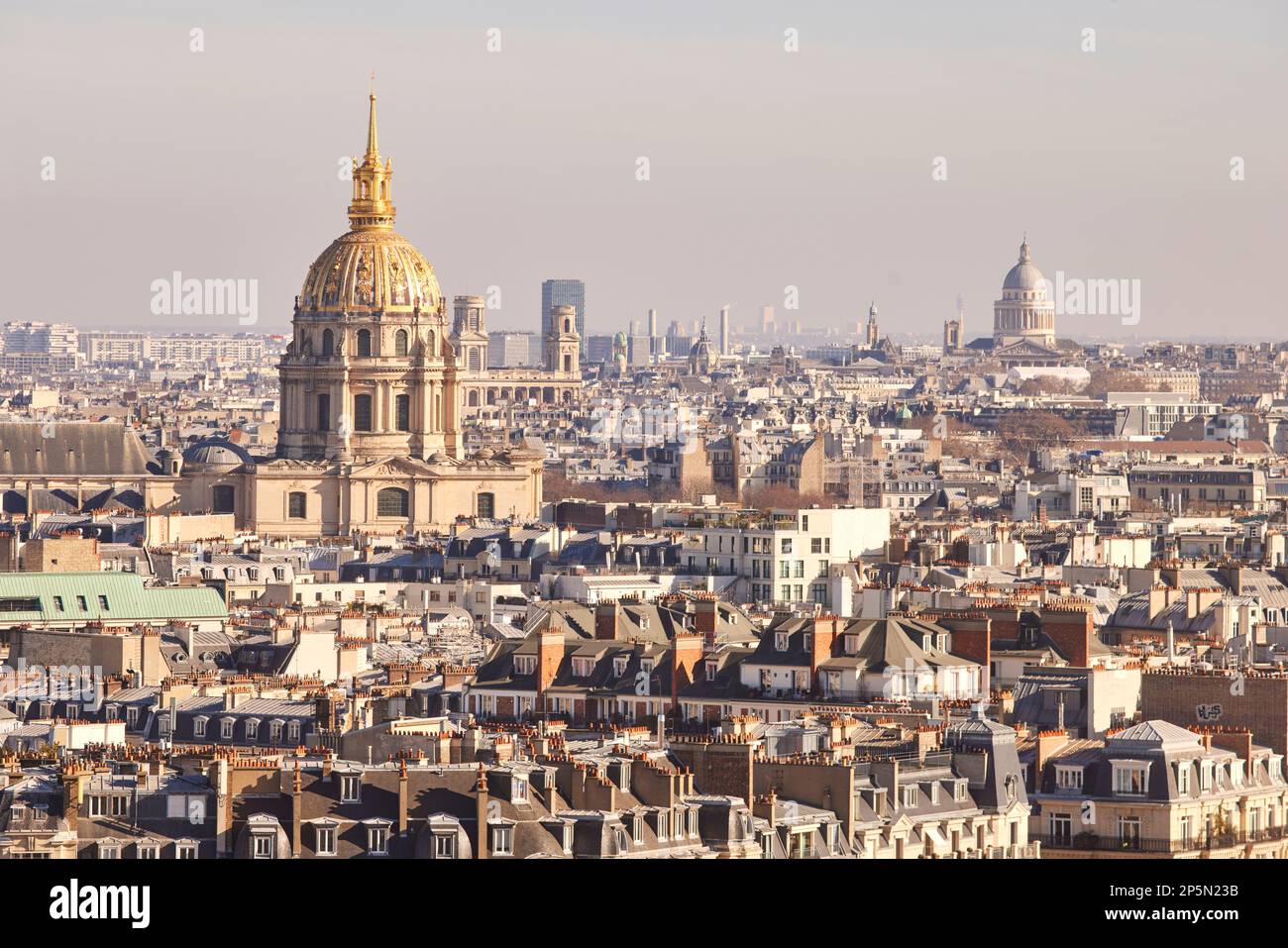 Monument parisien, toits encadrant le dôme doré des Invalides et la tombe de Napoléon Banque D'Images