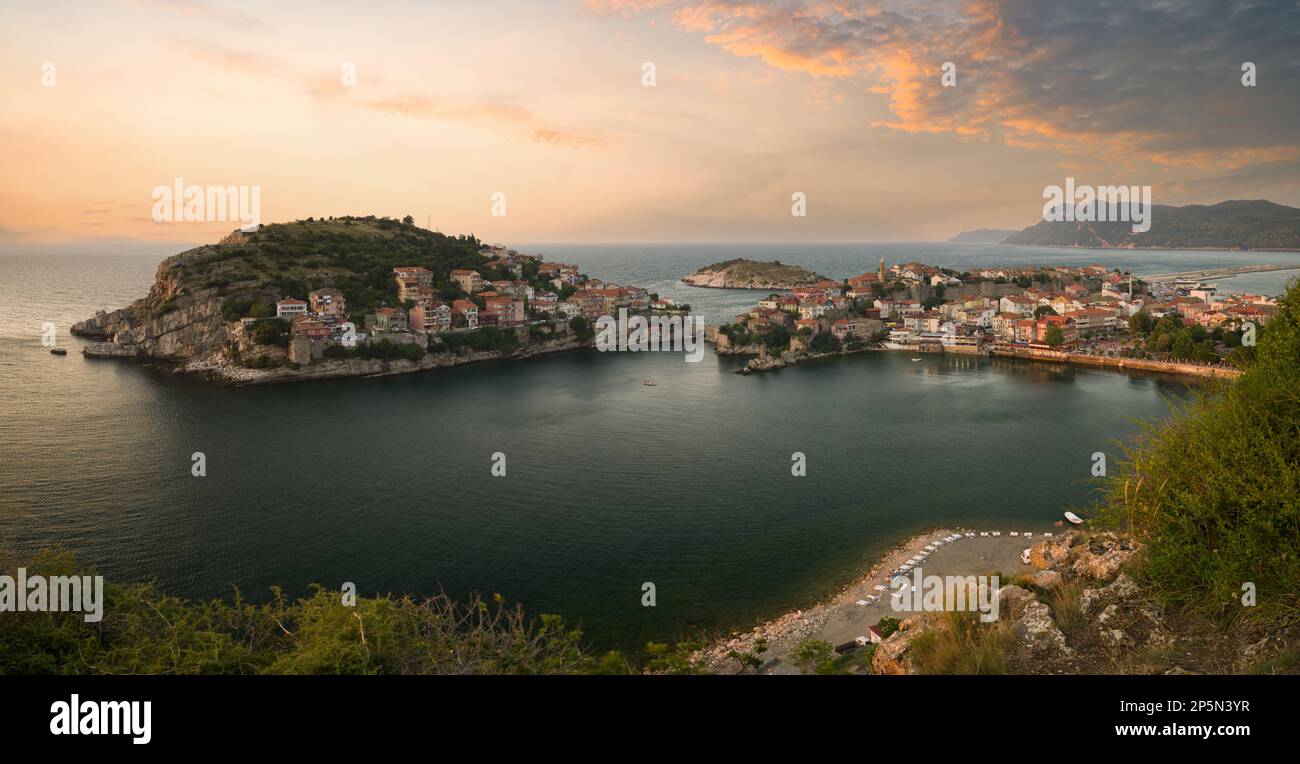 Amasra, Barin, Turquie. 18 juillet 2021. L'été sur la côte d'Amasra. Heure du coucher du soleil. Panorama de la ville et de la plage depuis la colline. Banque D'Images