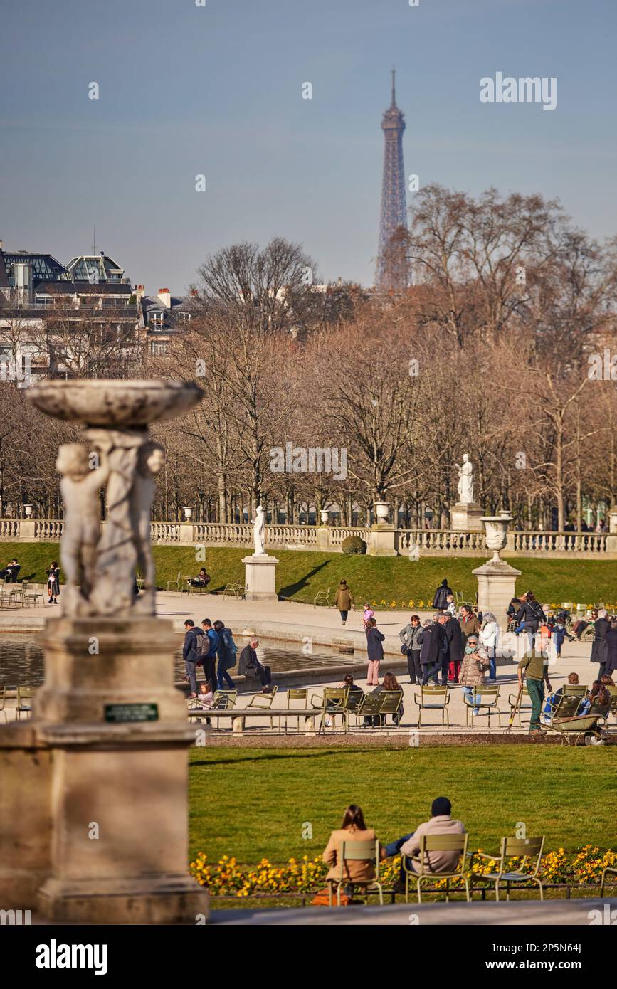 Monument de Paris, jardins du Luxembourg, lac en face des bâtiments du palais Banque D'Images