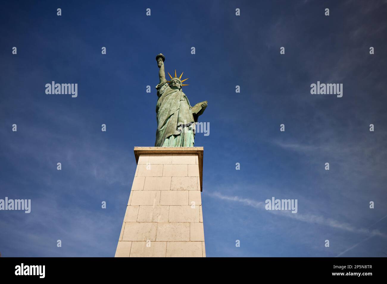 Monument de Paris, Statue de la liberté sur l'Île aux Cygnes, Seine à Paris. Donné à la ville en 1889 Banque D'Images