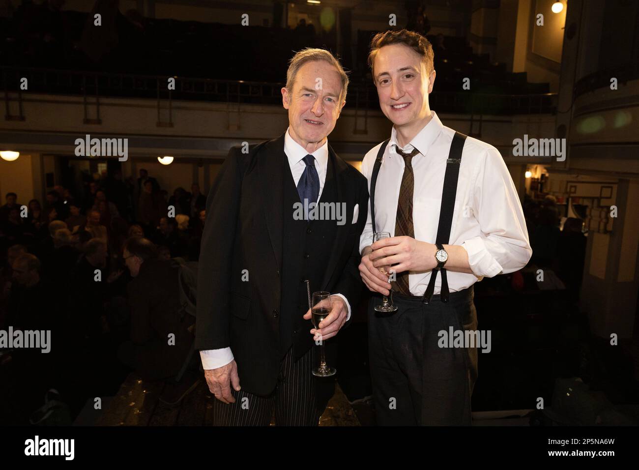 Matthew Spencer comme « l'acteur » et Julian Forsyth comme « Arthur Kipps » après la scène finale et l'appel de rideau pour « la femme en noir », la dernière nuit alors qu'il se termine dans le West End, mettant fin aux productions 33 ans de course. Samedi 5th mars 2023, Fortune Theatre, Londres, Royaume-Uni crédit : Jeff Gilbert/Alay Live News Banque D'Images