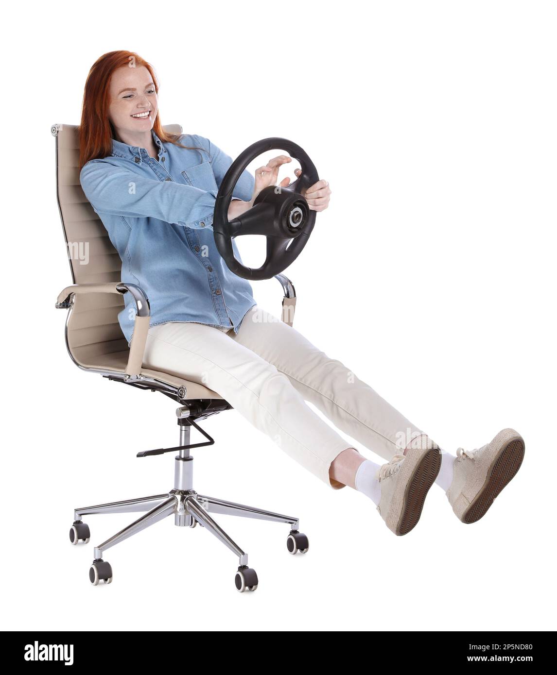 Jeune femme heureuse sur chaise avec volant sur fond blanc Banque D'Images