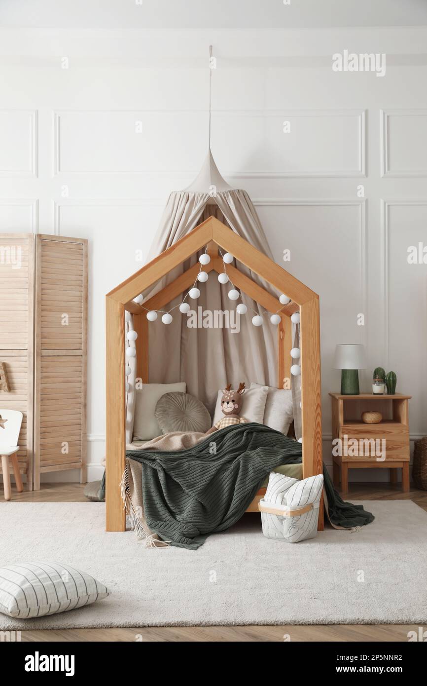 Intérieur de la chambre de bébé avec lit d'enfant et fauteuil. Idée de  conception Photo Stock - Alamy