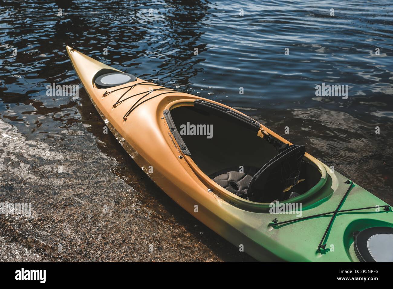 Kayak moderne sur la rivière, à proximité. Activité de camp d'été Photo  Stock - Alamy