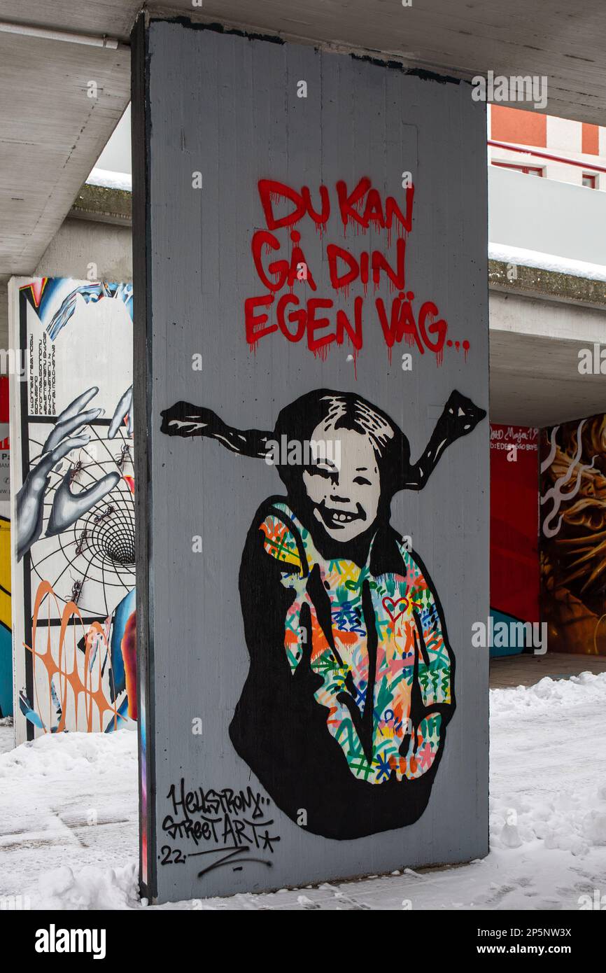 Art de rue à usage éditorial exclusif : du Kan GÅ DIN egen Väg... Graffiti mural de l'artiste suédois Hellstrom dans le quartier d'Itä-Pasila à Helsinki, en Finlande Banque D'Images