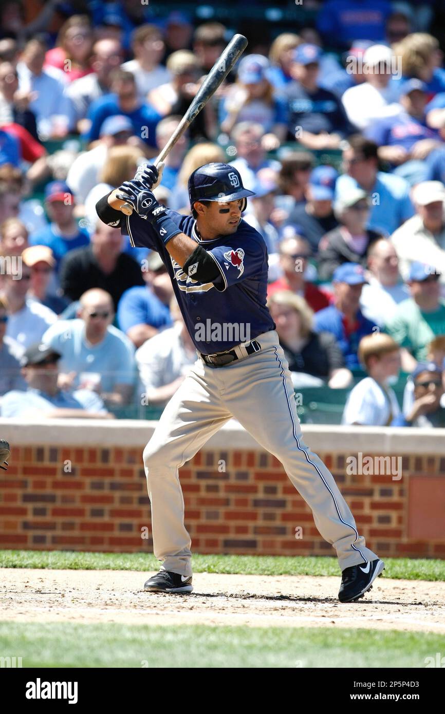CHICAGO, IL- MAY 14: Third baseman Edgar Gonzalez #2 of the San Diego Padres stands ready at home plate awaiting the pitch of the baseball against the Chicago Cubs at the Wrigley Field on May 14, 2009 in Chicago, Illinois. The Cubs defeated the Padres 11-3. (AP Photo/Scott Boehm) Banque D'Images