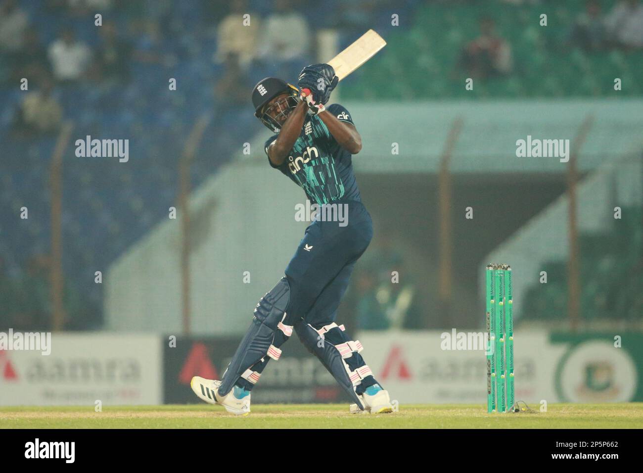 Jofra Archer chauve-souris lors du match international d'une journée Bangladesh-Angleterre 3rd au stade Zahur Ahmed Chowdhury, Sagorika, Chattogram, Bangladesh. Banque D'Images