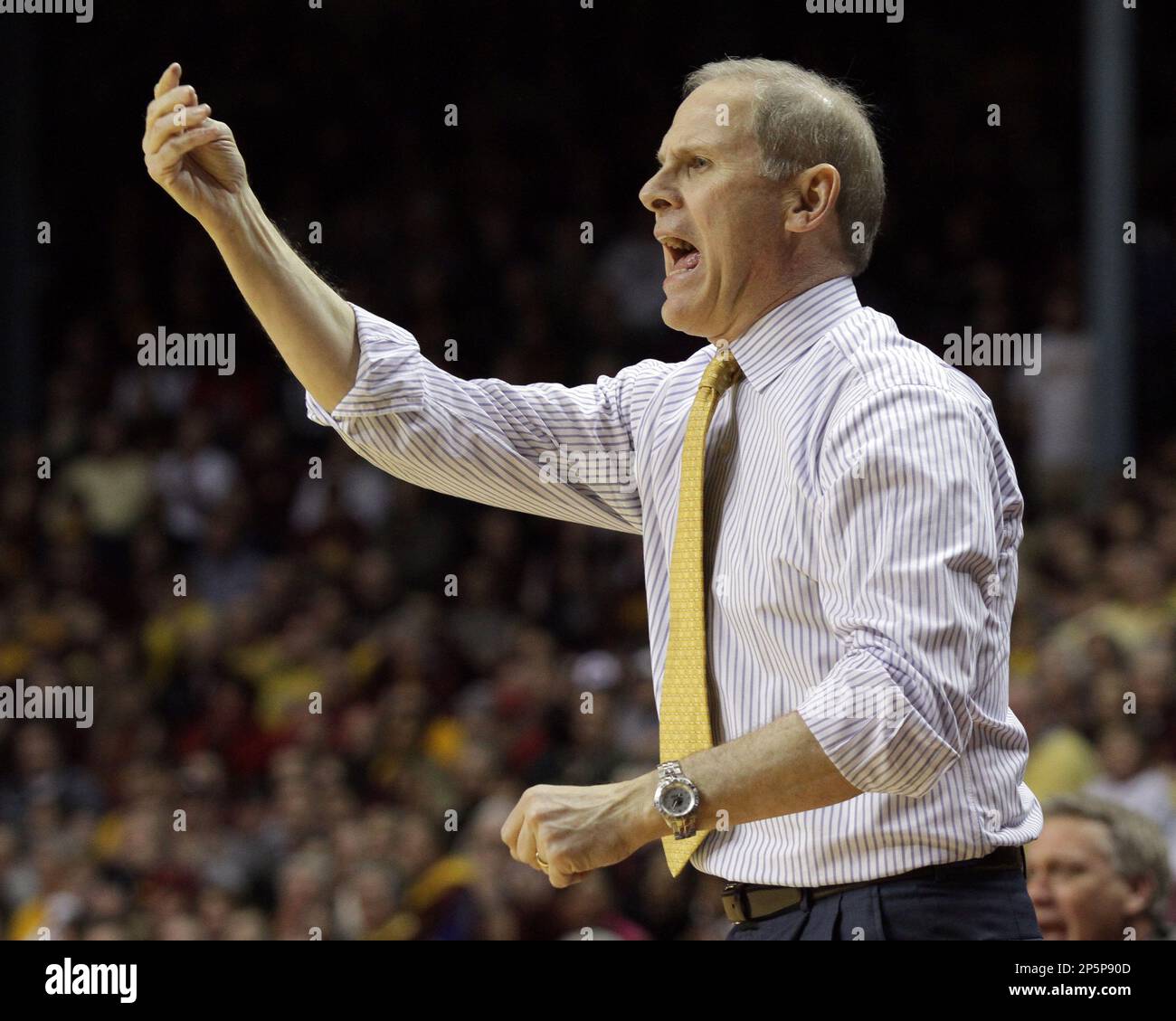 Jan. 17, 2013 - Minneapolis, MN, U.S - January 17, 2013: Michigan Wolverines head coach John Beilein shouts instructions during the NCAA basketball game between the Minnesota Gophers and the Michigan Wolverines at Williams Arena in Minneapolis, Minnesota. (Cal Sport Media via AP Images) Banque D'Images