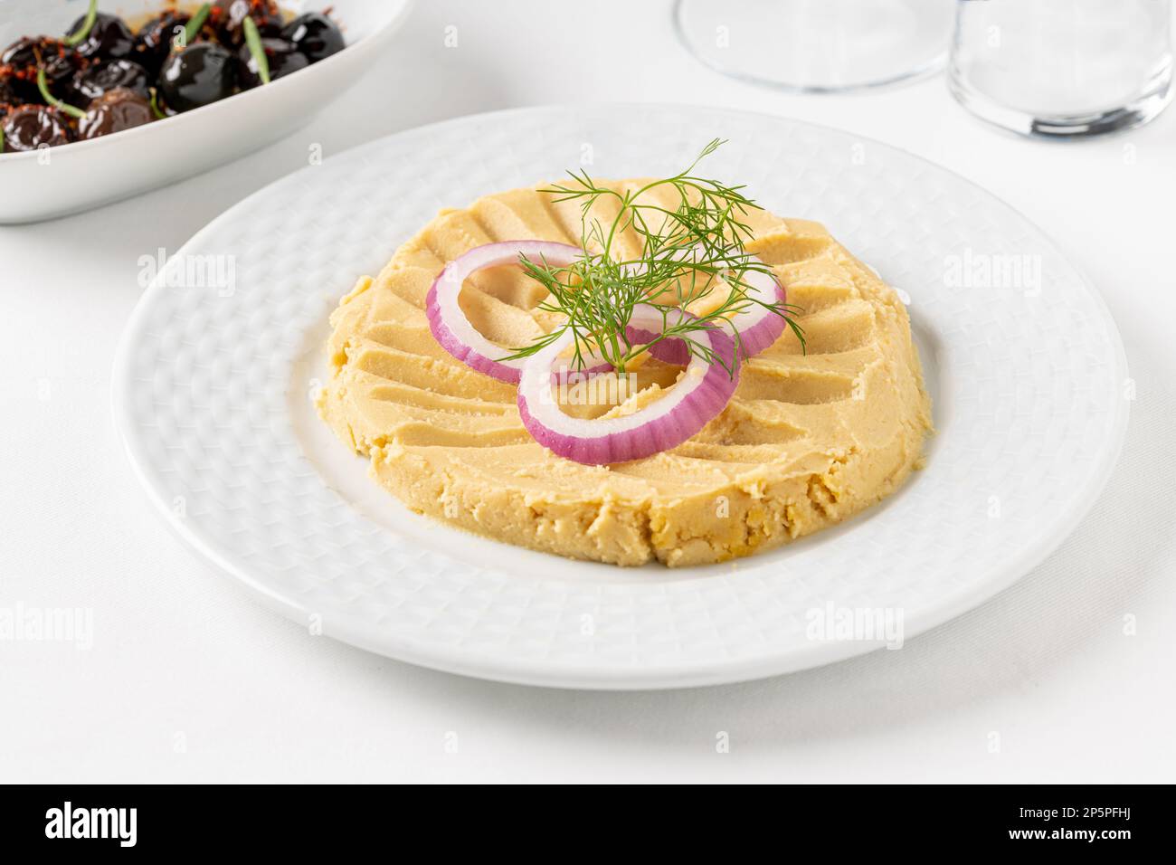 Fava traditionnelle avec aneth et oignons. Un hors-d'œuvre aux fèves écrasées. Fava grecque Banque D'Images