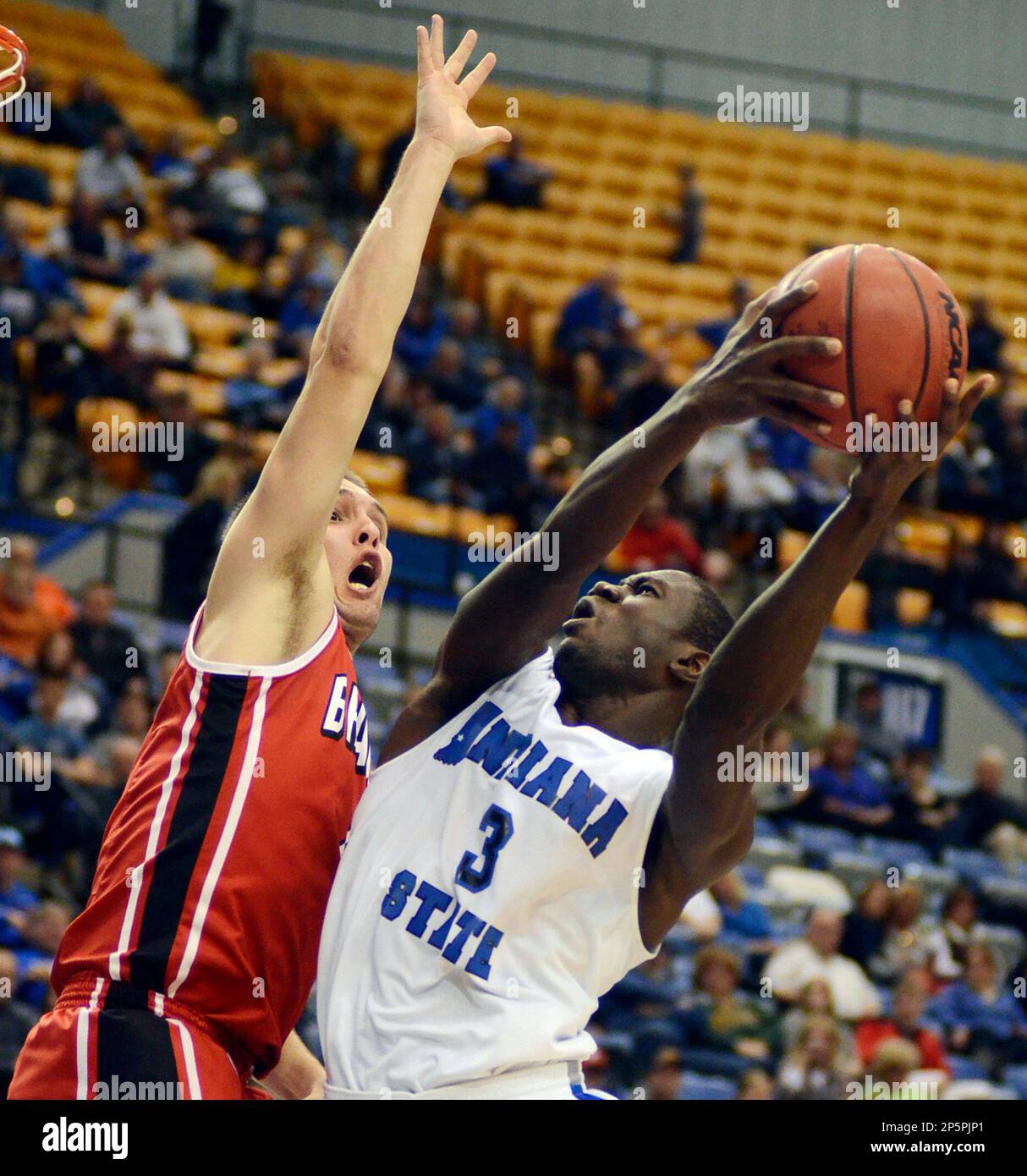 Indiana State forward Manny Arop (3) shoots against Bradley’s Jake Eastman during the first half of their NCAA college basketball game, Wednesday, Jan. 9, 2013, in Terre Haute, Ind. (AP Photo/The Tribune-Star, Jim Avelis) Banque D'Images