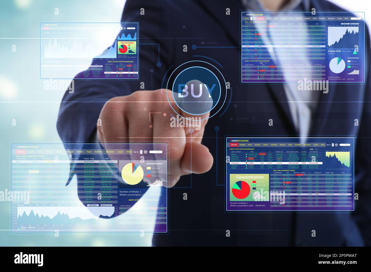 Bourse. Homme d'affaires pointant vers la plate-forme de commerce électronique en ligne d'écran virtuel, gros plan Banque D'Images