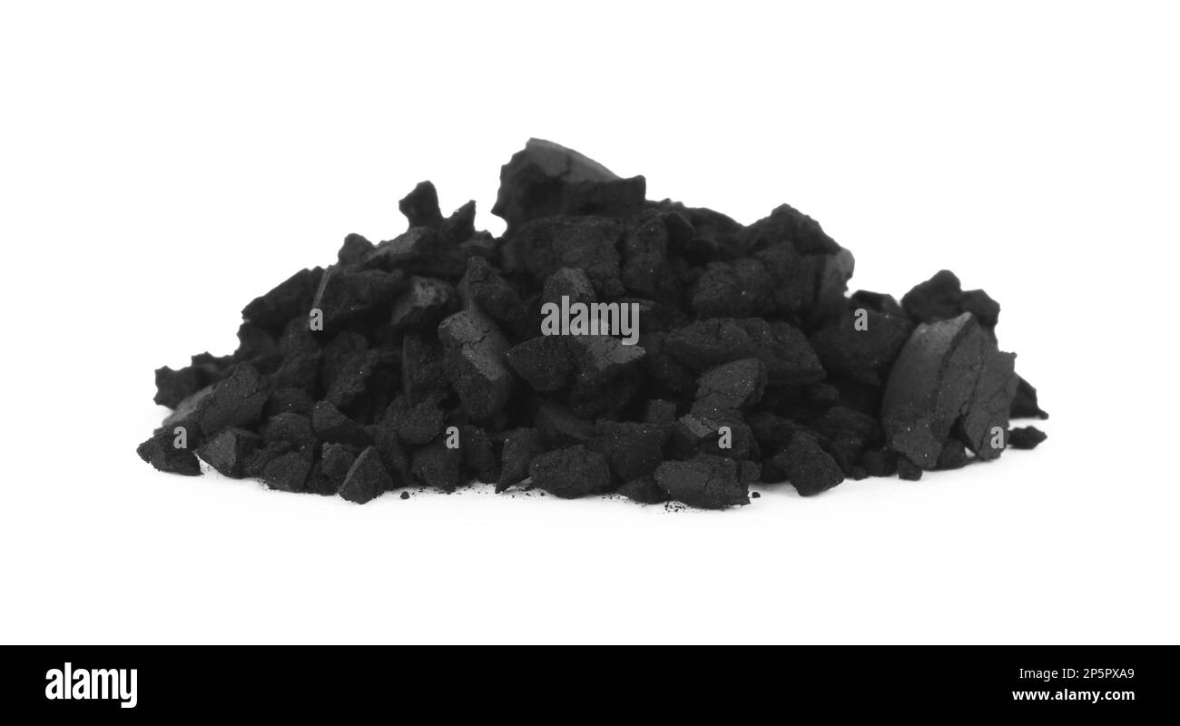 Pile de pilules de charbon de bois activées écrasées sur fond blanc. Sorbant puissant Banque D'Images
