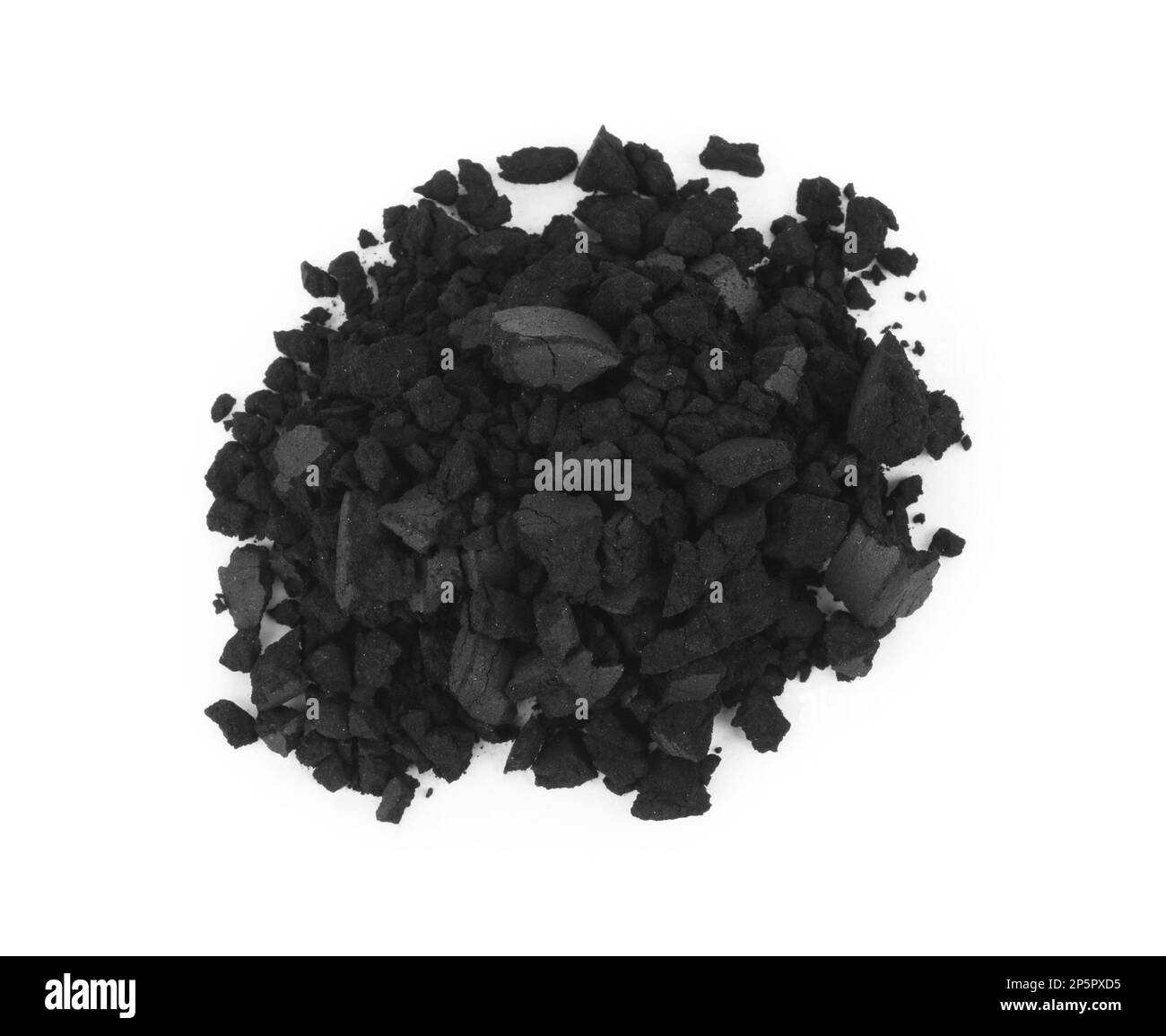 Pile de pilules de charbon activé écrasées sur fond blanc, vue de dessus. Sorbant puissant Banque D'Images