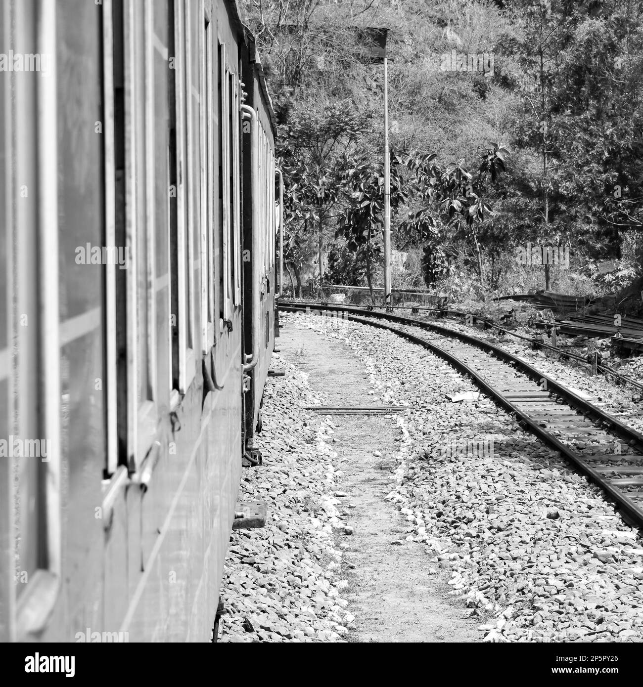 Toy train se déplaçant sur les pentes de montagne, belle vue, un côté montagne, un côté vallée se déplaçant sur le chemin de fer à la colline, parmi la forêt naturelle verte. Jouet Banque D'Images