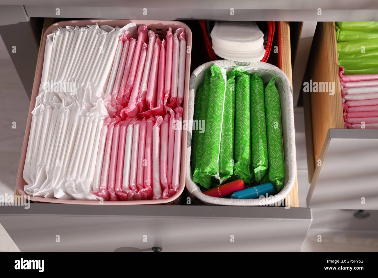 Ouvrez les tiroirs de l'armoire avec les tapis menstruels, les tampons et les pantyliners à l'intérieur, au-dessus de la vue Banque D'Images