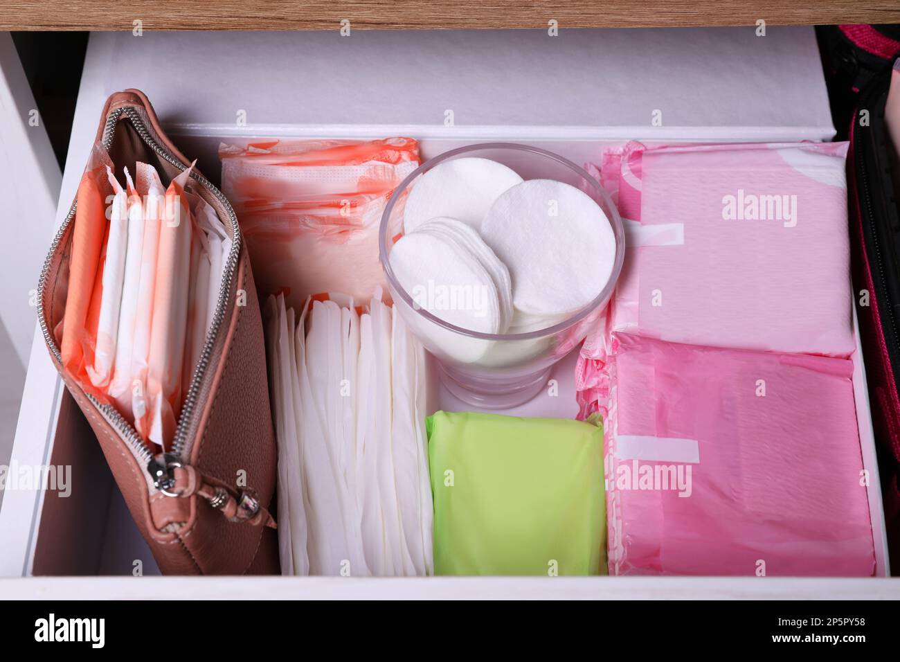 Ouvrez le tiroir de l'armoire avec différents tapis menstruels, au-dessus de la vue Banque D'Images