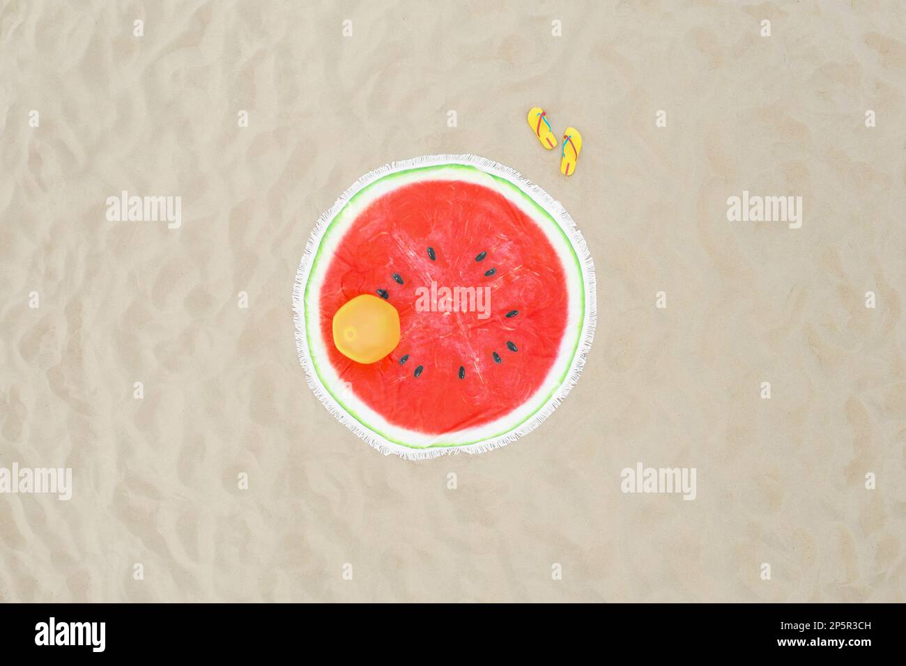 Serviette de plage ronde de pastèque, boule et tongs sur sable, vue  aérienne Photo Stock - Alamy