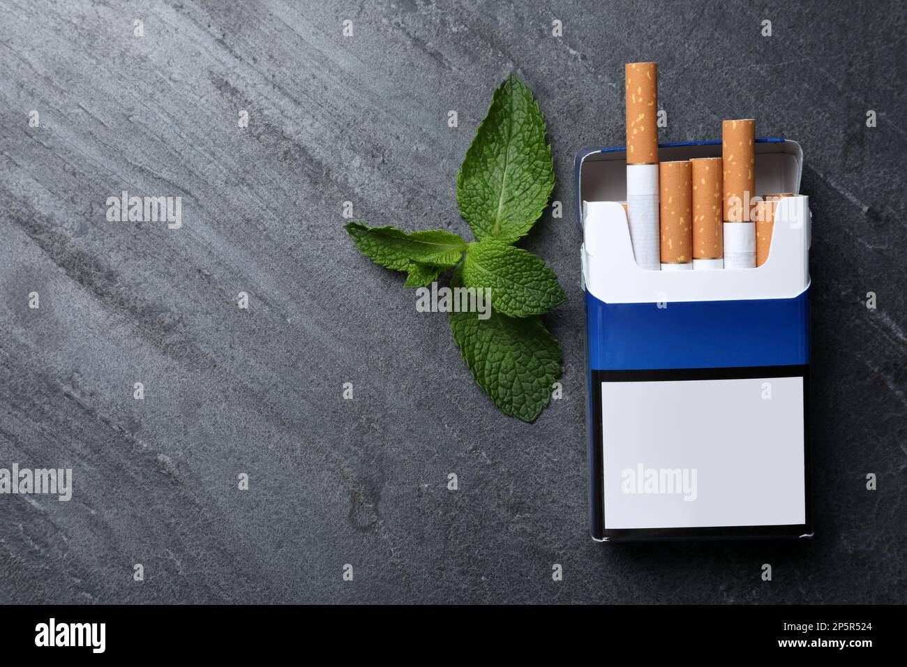 Paquet de cigarettes de menthol et de menthe sur table grise, plat. Espace pour le texte Banque D'Images