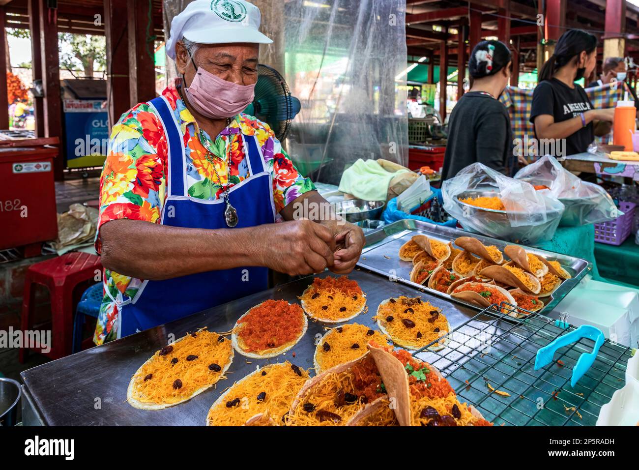 Restaurant et restaurant, marché flottant de Taling Chan, Bangkok, Thaïlande Banque D'Images