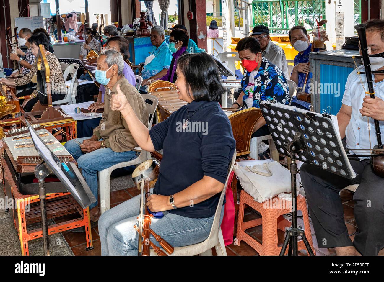 Musiciens thaïlandais traditionnels jouant au marché flottant de Taling Chan, Bangkok, Thaïlande Banque D'Images