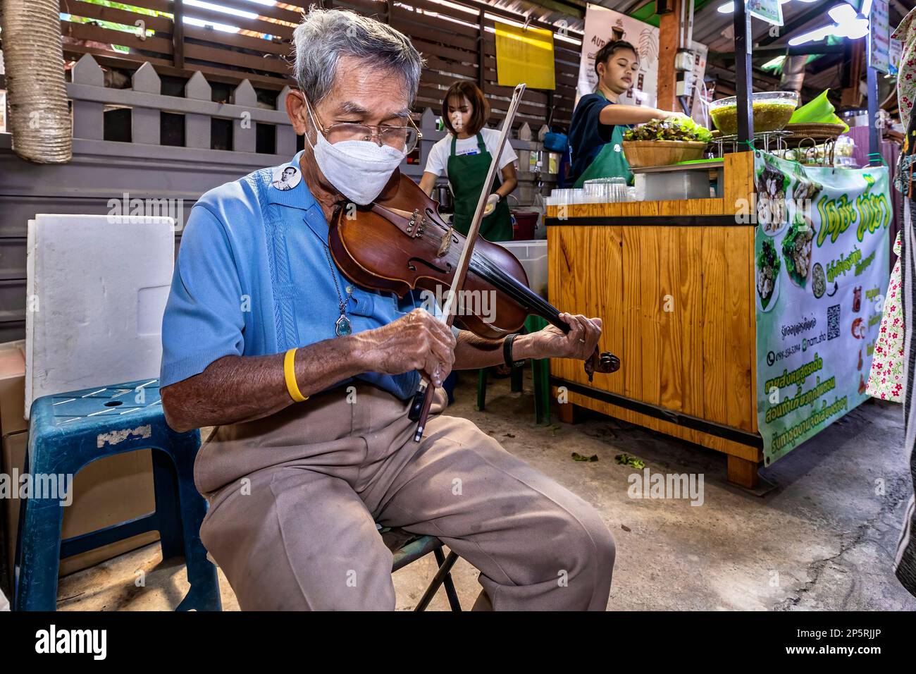 Ancien musicien thaïlandais jouant du violon au marché flottant de Lad Mayom, Bangkok, Thaïlande Banque D'Images