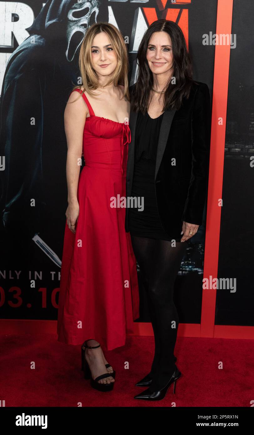 Coco Arquette et Courteney Cox assistent à la première mondiale de 'Scream VI' au AMC Lincoln Square Theatre de New York sur 06 mars 2023 Banque D'Images