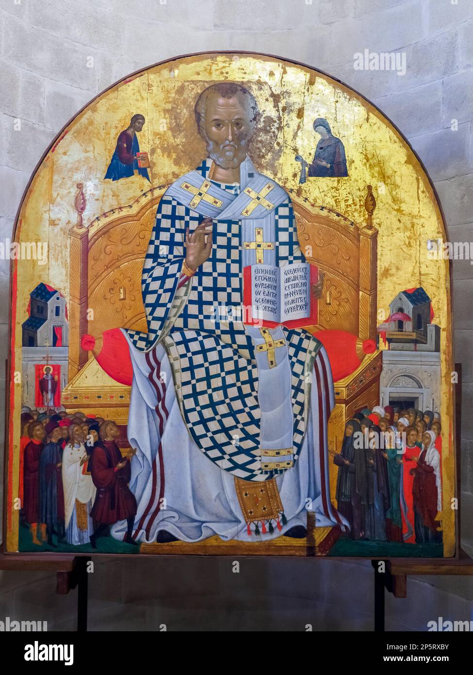Grande icône avec St. Nicholas Enthroned, école crétoise-albanaise du 15th siècle, situé dans l'abside droite (Diaconicon) - Eglise de Santa Maria dell'Ammiraglio - Palerme, Sicile, Italie Banque D'Images