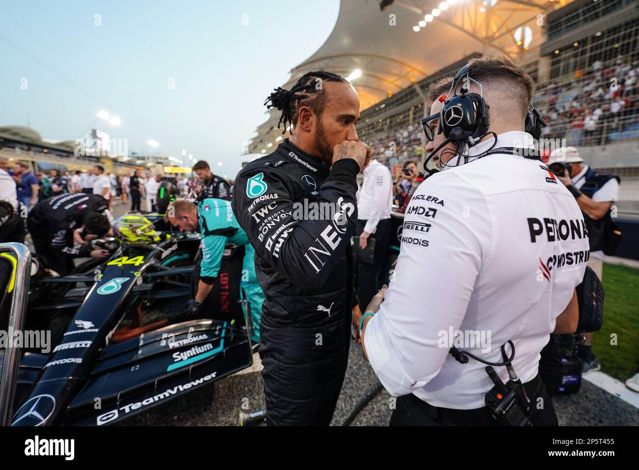 Lewis Hamilton de Mercedes parle à son ingénieur de course Peter Bonnington sur la grille lors du Grand Prix de Bahreïn au circuit international de Bahreïn, Sakhir. Date de la photo: Dimanche 5 mars 2023. Banque D'Images