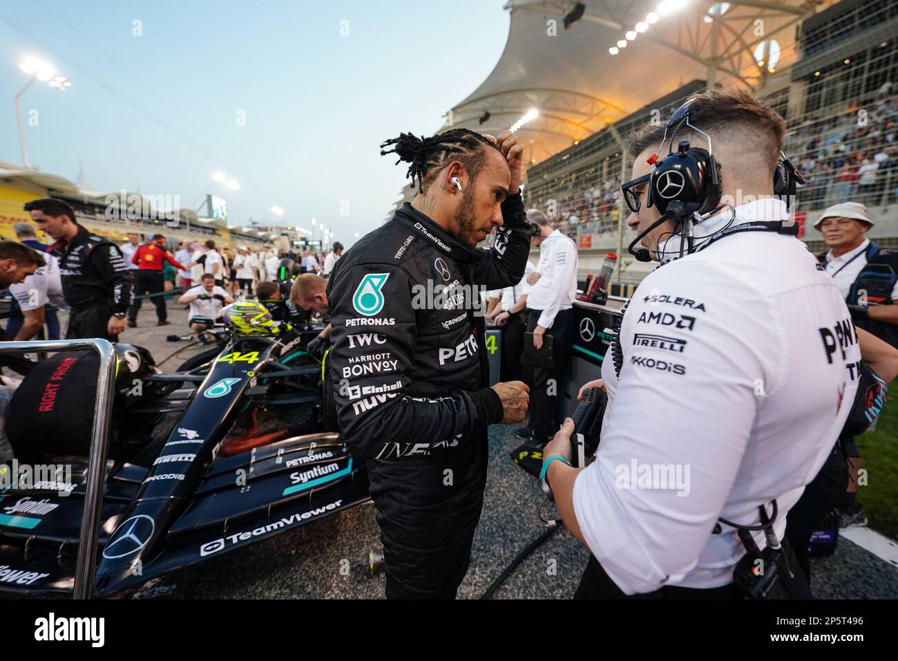 Lewis Hamilton de Mercedes parle à son ingénieur de course Peter Bonnington sur la grille lors du Grand Prix de Bahreïn au circuit international de Bahreïn, Sakhir. Date de la photo: Dimanche 5 mars 2023. Banque D'Images