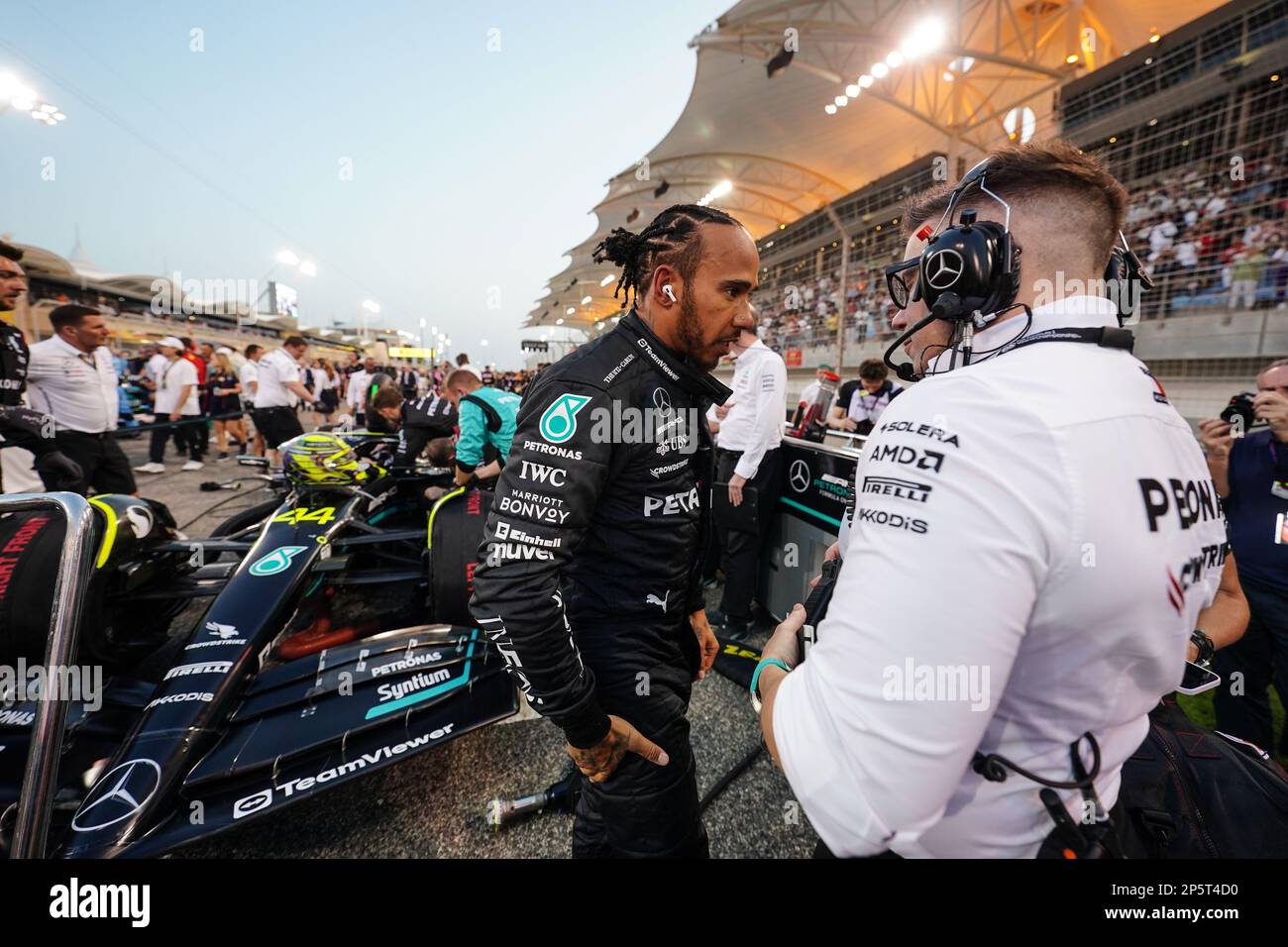 Lewis Hamilton de Mercedes parle à son ingénieur de course Peter Bonnington sur la grille lors du Grand Prix de Bahreïn au circuit international de Bahreïn, Sakhir. Date de la photo: Dimanche 5 mars 2023. Banque D'Images