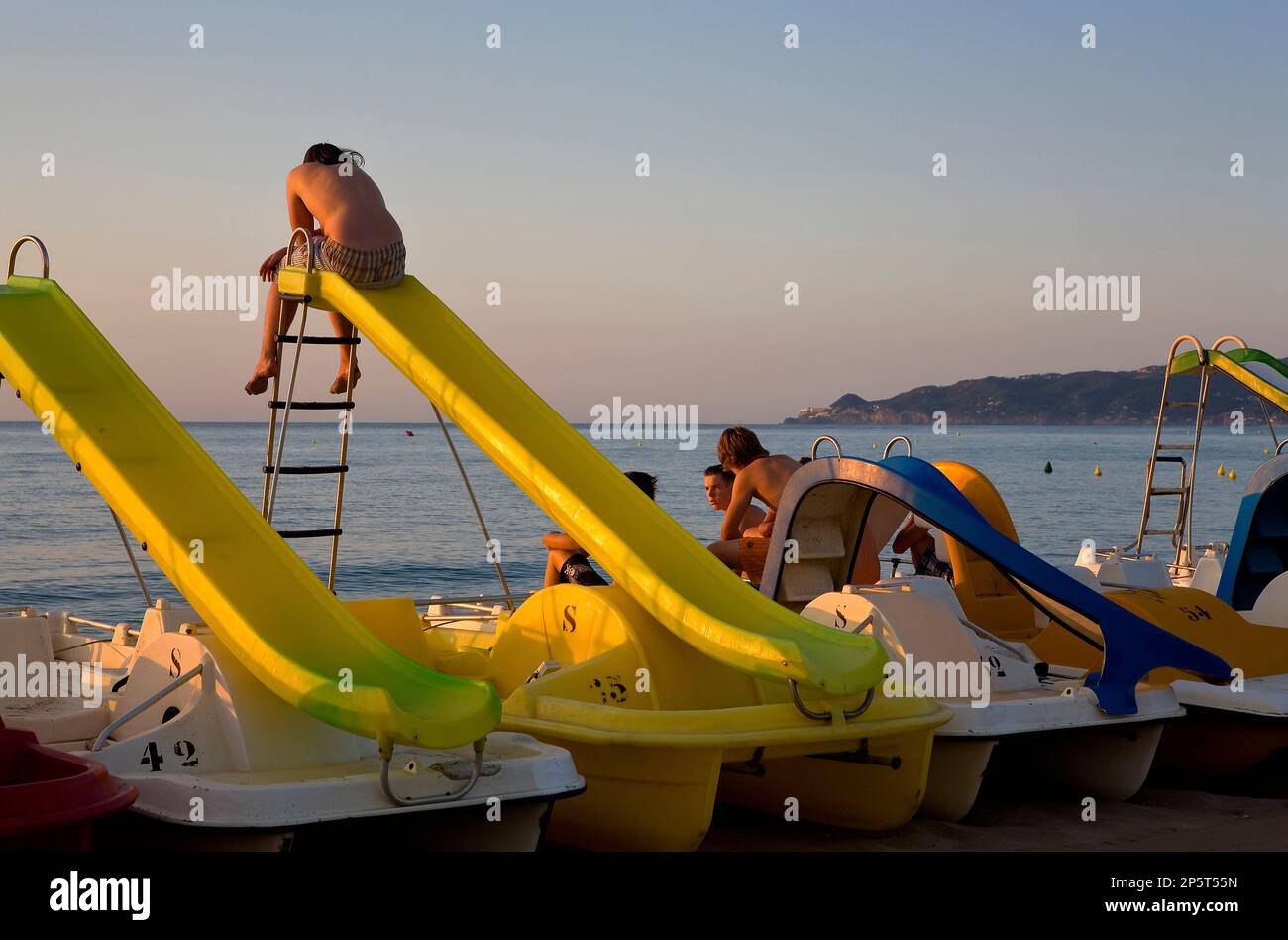 L'Estartit. Pédalos dans Gran beach.Costa Brava. Province de Gérone. La Catalogne. Espagne Banque D'Images